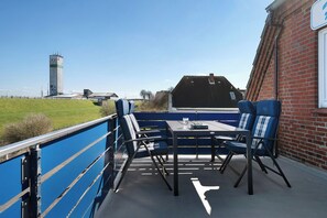 Outdoor dining - Apartment 'Ferienwohnung Deichblick' with Shared Garden, Balcony and Wi-Fi (Nordstrand)