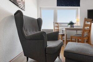 TV, stereo - Apartment 'Ferienwohnung Deichblick' with Shared Garden, Balcony and Wi-Fi (Nordstrand)