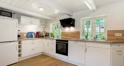 Ferienhaus 'Ferienhaus Reetkate Breklum' mit gemeinsamer Terrasse, Gemeinschaftsgarten und WLAN