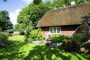 Exterior - Holiday Home 'Reetkate Breklum' with Shared Terrace, Shared Garden and Wi-Fi (Breklum)