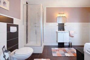 Dusche, kostenlose Toilettenartikel, Haartrockner, Handtücher
