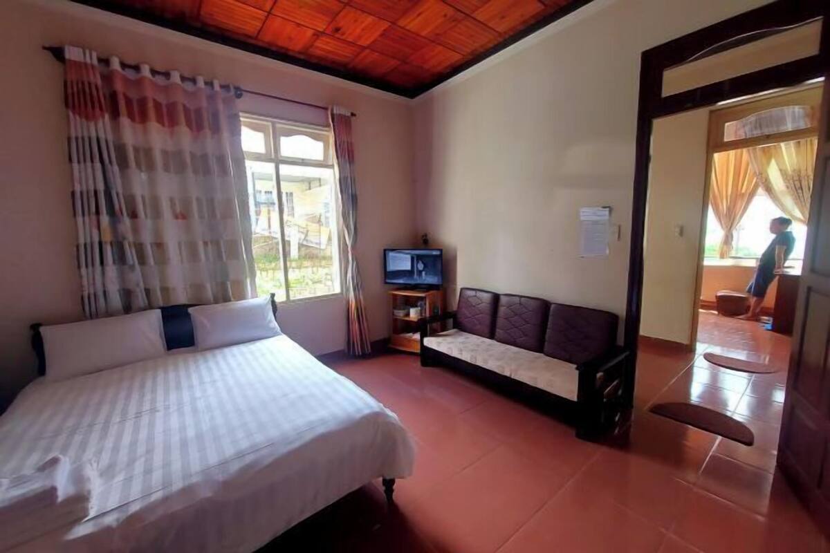 Laptop workspace, WiFi (free), bed sheets