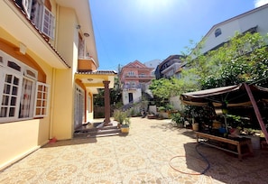Vista frontal de la propiedad
