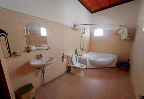 A bathroom with a sink, toilet, and bathtub. - OYO 1244 H&k Villa (Cam Ly - Da Lat)