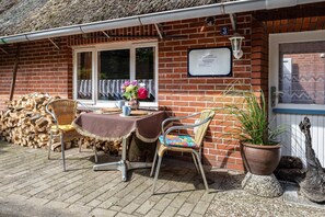 Outdoor dining - Holiday Home 'Deichkate Deichwinkel' with Shared Terrace, Shared Garden and Wi-Fi (Drochtersen)