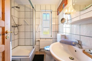 Suihku, hiustenkuivaaja, pyyhkeet