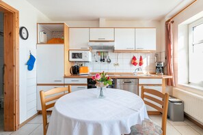 Frigorífico, microondas, horno y placa de cocina