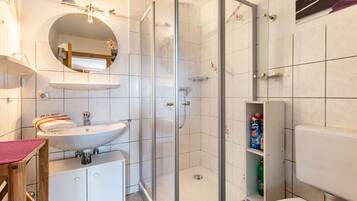 Dusche, Haartrockner, HandtĂŒcher