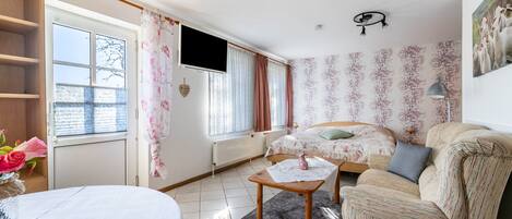 1 habitación, tabla de planchar con plancha, wifi gratis y ropa de cama