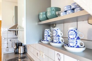 Fridge, microwave, oven, stovetop - Holiday Apartment 'Fewo Erika' with Private Terrace, Private Garden and Wi-Fi (Pellworm)