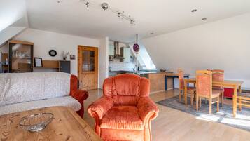 Fernseher, Tischtennisplatte, Stereoanlage