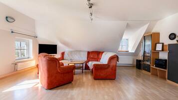 TV, table tennis, stereo