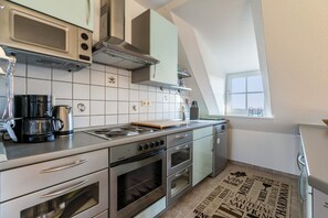 Fridge, microwave, oven, stovetop - Holiday Apartment 'Fewo Erika' with Private Terrace, Private Garden and Wi-Fi (Pellworm)