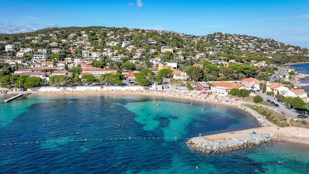 A coastal town with a beach, houses, and a rocky outcrop in the water. - Résidence Bellevue by Interhome (Les Issambres)