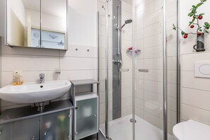 Een douche, een haardroger, handdoeken