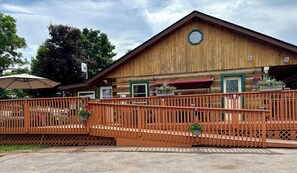 Exterior - Varty Lake Lodge, Yarker ON.
Escape The Mundane, Relax & Enjoy
Summer &.Winter (Yarker)