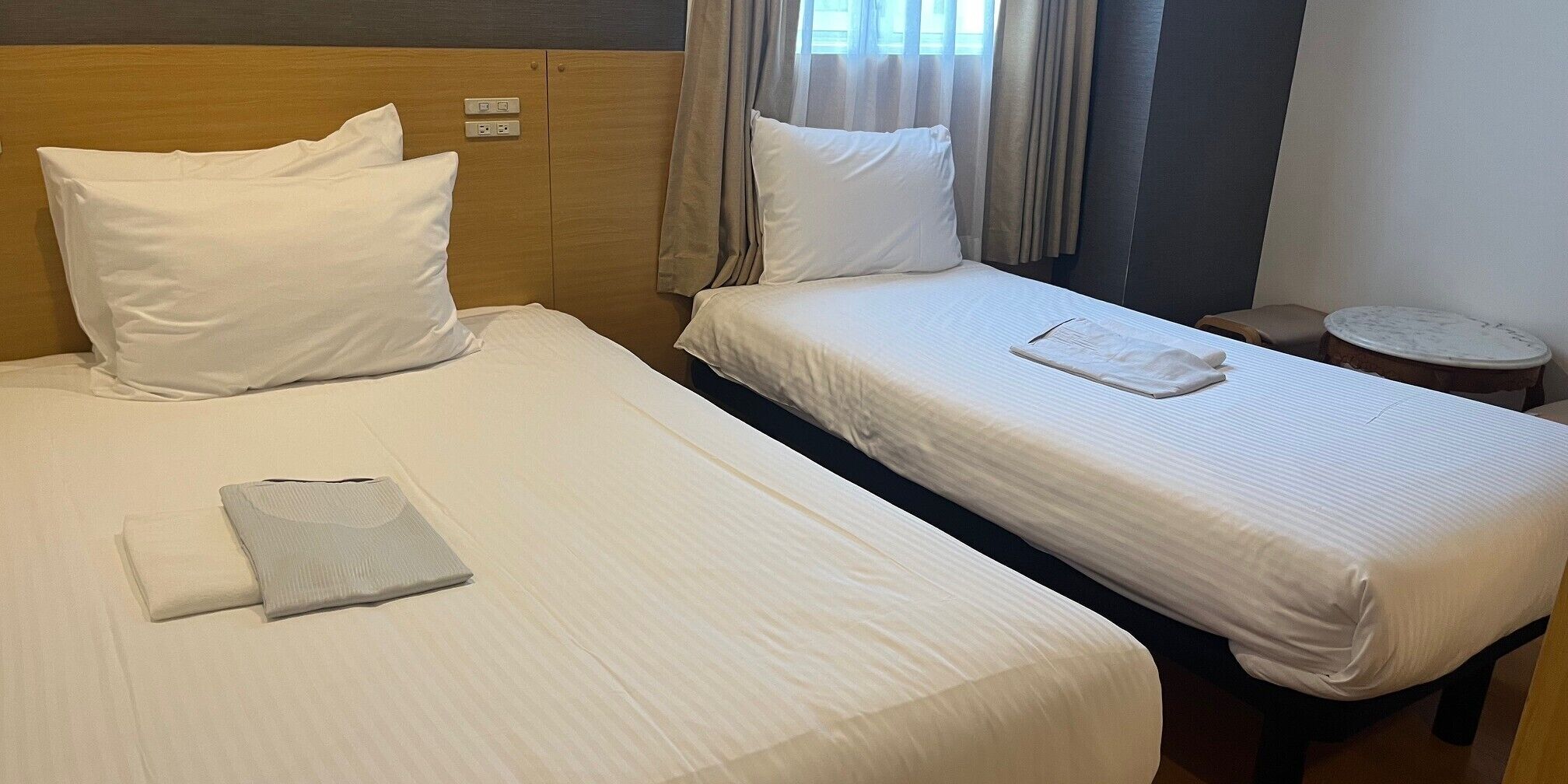 デラックス ツインルーム ベッド (複数台) | WiFi (無料)、ベッドシーツ