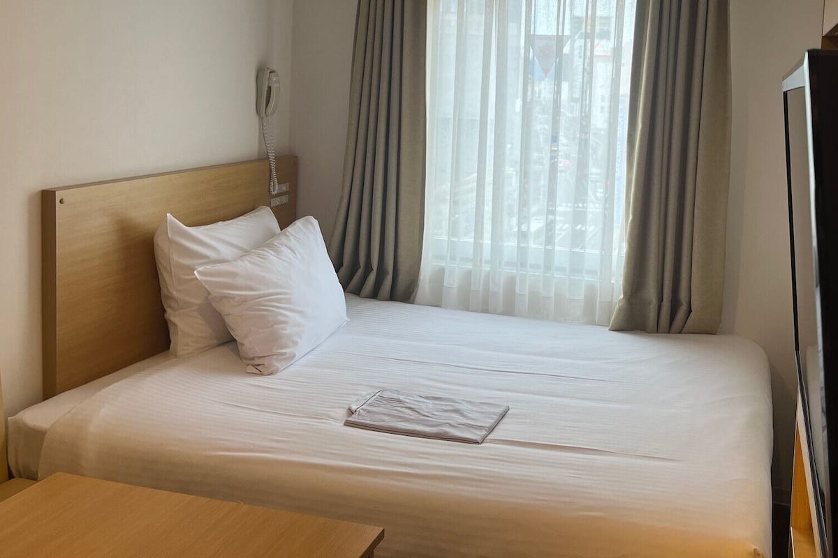 Desk, free WiFi, bed sheets