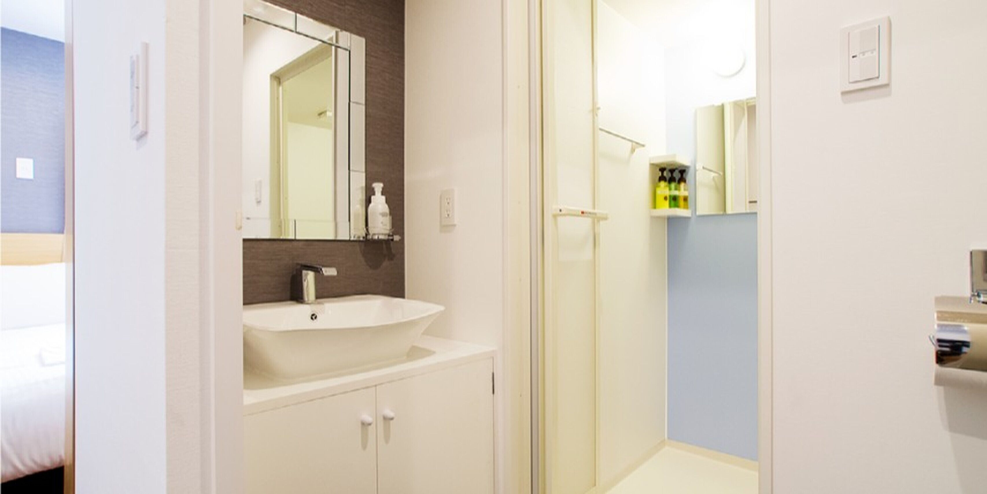 Deluxe Twin Room, Multiple Beds, Non Smoking | Bathroom | Combined shower/tub, free toiletries, hair dryer, slippers