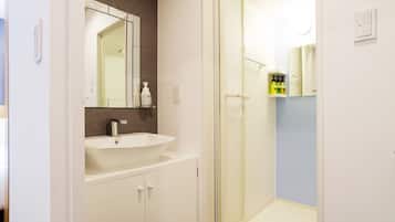 Deluxe Twin Room | Bathroom | Combined shower/tub, free toiletries, hair dryer, slippers