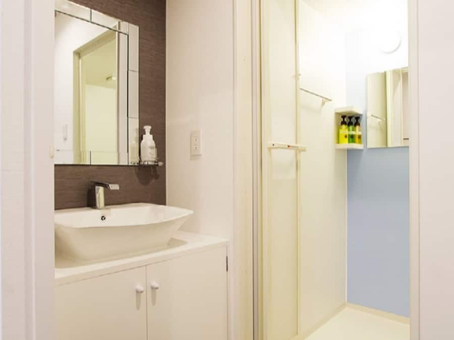 Deluxe Twin Room, Multiple Beds, Non Smoking | Bathroom | Combined shower/tub, free toiletries, hair dryer, slippers