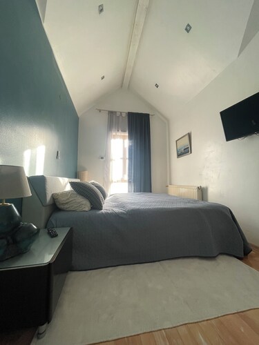 Quietly located villa with 2 apartments on the outskirts of town with private parking space