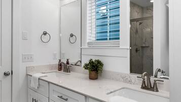 Hårføner og håndklær