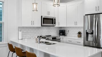 Een koelkast, een magnetron, een oven, een kookplaat