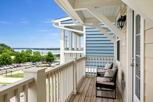 Lake House w/ Rooftop Views! 20 to Downtown Nash!