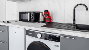 Een koelkast, een magnetron, een kookplaat