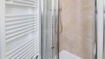 Een douche, een haardroger, handdoeken