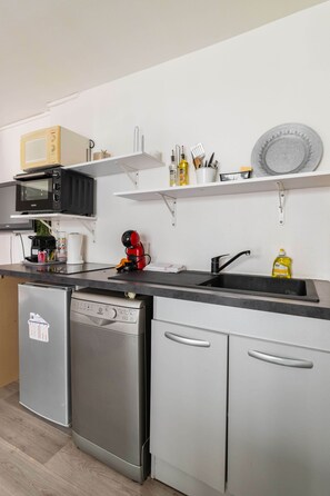 冷蔵庫、電子レンジ、コンロ、食器洗い機