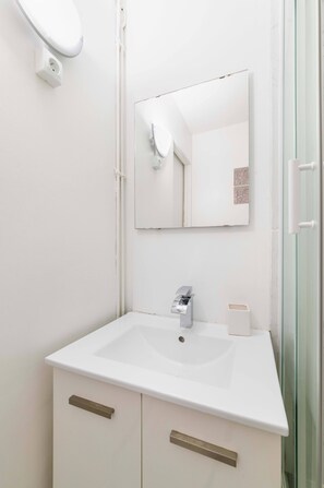 Shower, hair dryer, towels