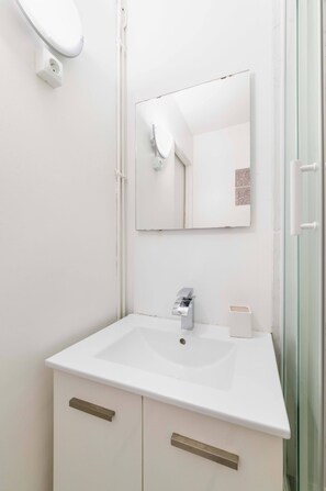 シャワー、ヘアドライヤー、タオル