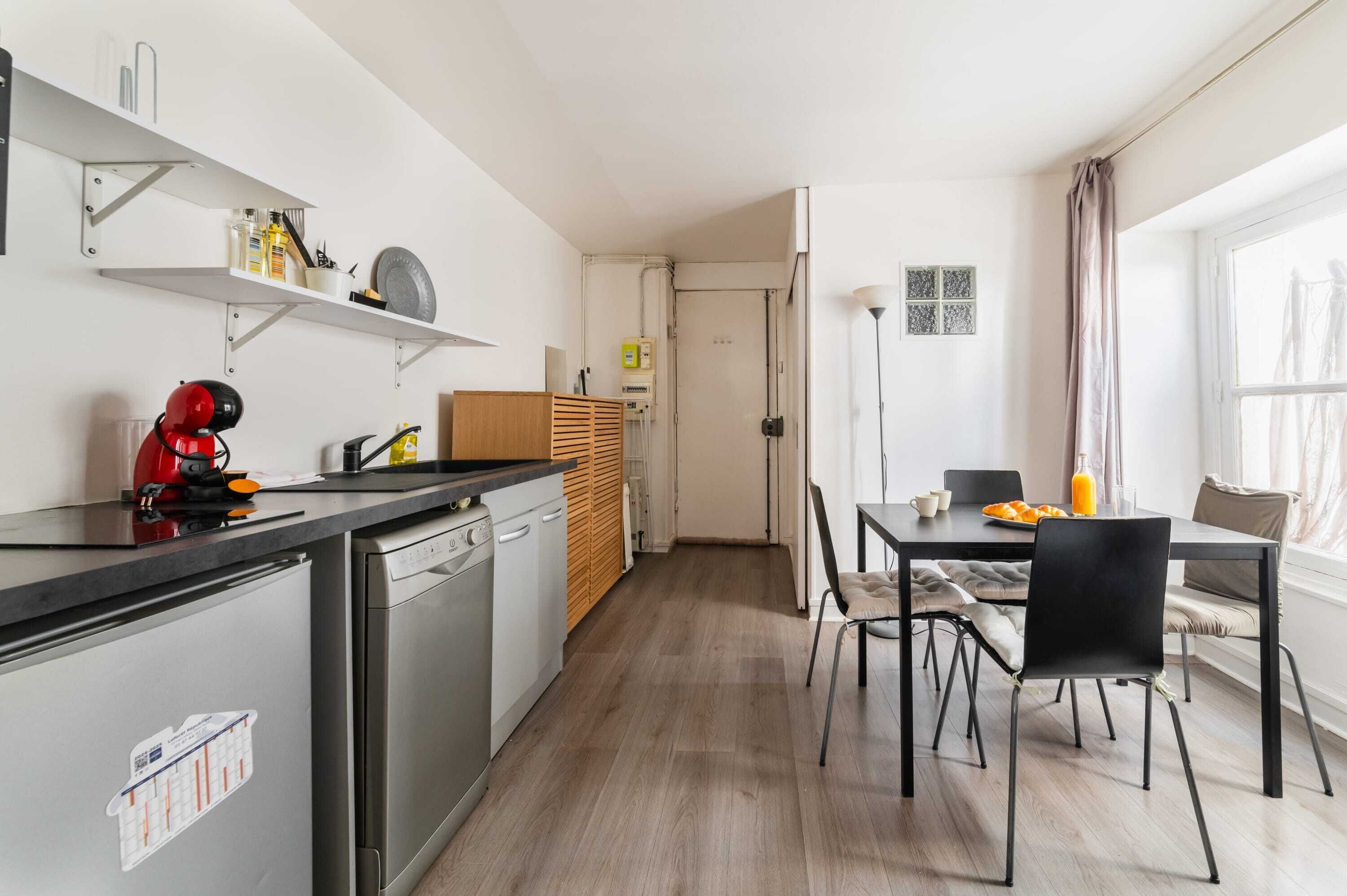 Réfrigérateur, four à micro-ondes, surface de cuisson, lave-vaisselle