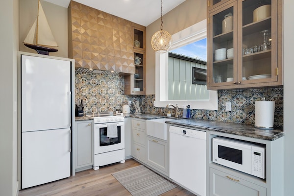 Kylskåp, mikrovågsugn, ugn och spishäll