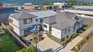 Een woonwijk met moderne huizen, een straat en bergen op de achtergrond.