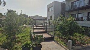 A modern building with a glass bridge leading to a rooftop garden. - 2-room luxury apartment  (Juvignac)