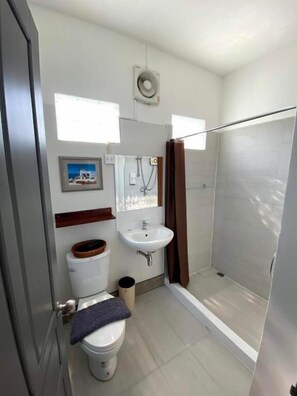 ダブルルーム | バスルーム | シャワー、タオル、石鹸、トイレットペーパー