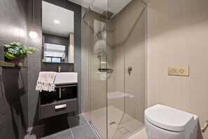 Regadera, secadora de cabello, toallas 