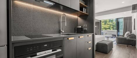 Geladeira, micro-ondas, fogão, cooktop