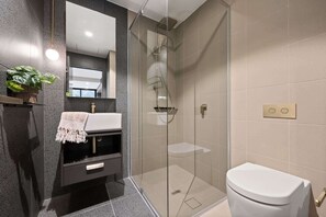 Dusj, hårføner og håndklær