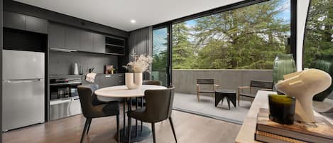 Refrigerador, microondas, horno y parrilla de estufa