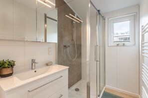 Kostenlose Toilettenartikel, Haartrockner, Handtücher