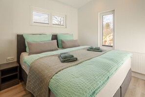 2 bedrooms, travel cot, free WiFi, bed sheets