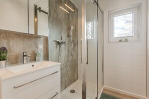 Amenidades de baño gratuitas, secadora de cabello, toallas