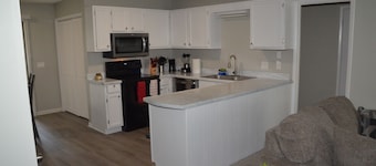 Gold Leaf Getaway: Cozy 2-bd apt in quaint Daleville, Streaming, WiFi, Near Base