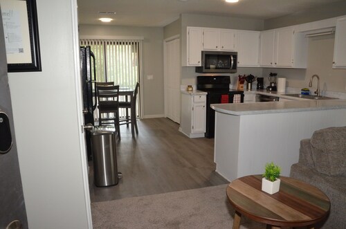 Gold Leaf Getaway: Cozy 2-bd apt in quaint Daleville, Streaming, WiFi, Near Base