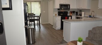 Gold Leaf Getaway: Cozy 2-bd apt in quaint Daleville, Streaming, WiFi, Near Base