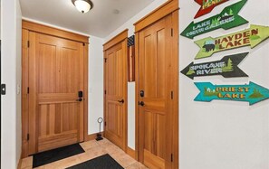 Interior - The Riverstone Riviera โ Affordable Mini-City Getaway in CDA (Coeur d`Alene)